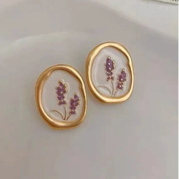 🔅🆕🔅✨Darling  Dainty Oval Stud WHITE  💗 Flower Detail Earrings  ✨ - Picture 5 of 12